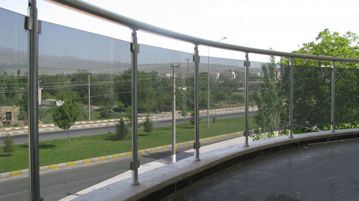 alminyum dikmeli caml balkon korkuluklar